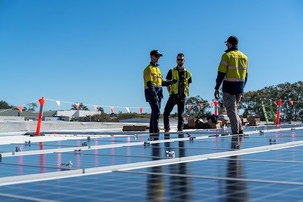 Equipo de instaladores de Solar Levante en una obra