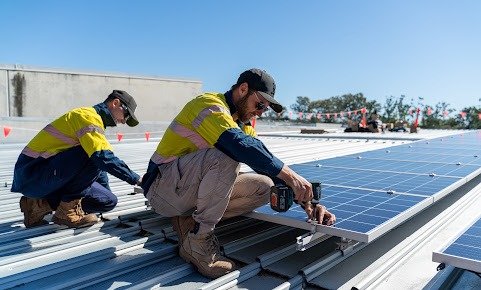 Instalación de placas solares sobre la cubierta de una vivienda en la Comunidad Valenciana