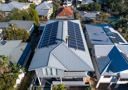Vista aérea de instalación fotovoltaica residencial completada