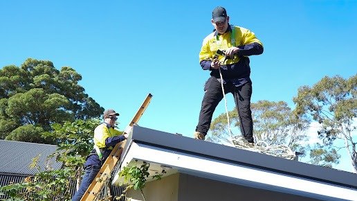 Instaladores de Solar Levante trabajando en una cubierta
