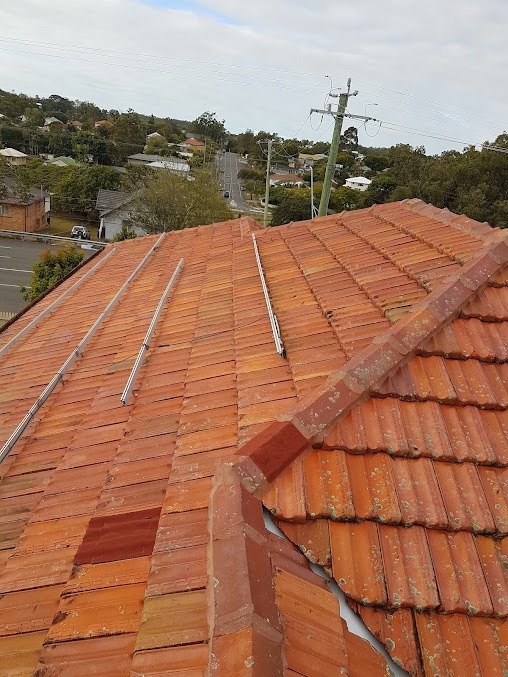 Estructura de anclaje y raíles para paneles solares sobre cubierta de teja