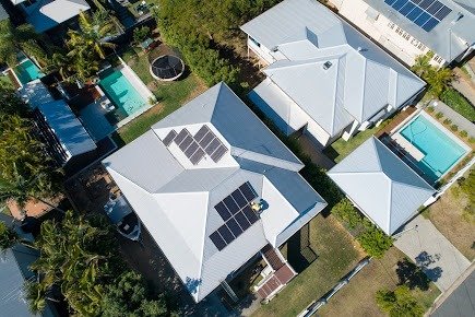 Vista aérea de vivienda con placas solares instaladas en cubierta
